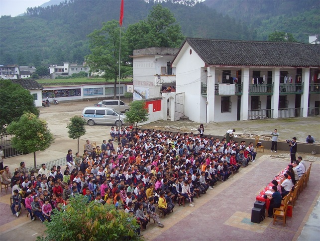 9年裏，他們為山區孩子捐建122個希望書屋