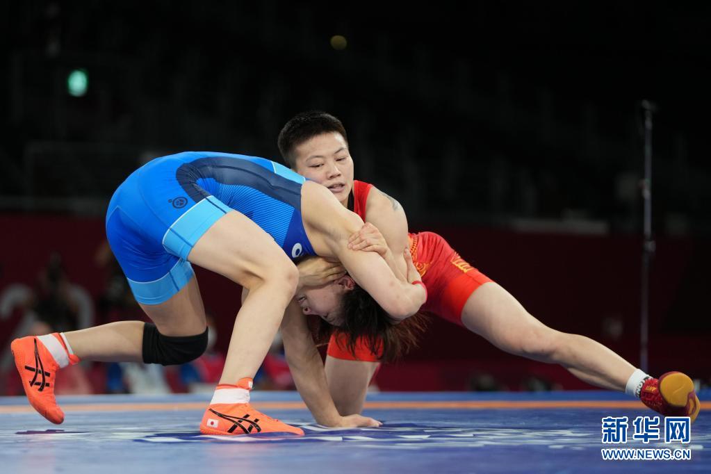 摔跤女子自由式53公斤级：中国选手庞倩玉获得银牌