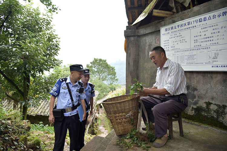 成都大邑县公安局民警杨洪良：扎根山区14年 群众是我的家人_fororder_杨洪良带领同事走访群众-供图-大邑县公安局