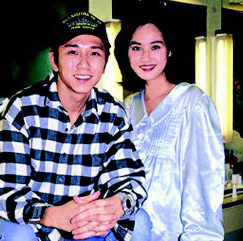 温兆伦炫千万豪车 图揭三任妻子照片及背景