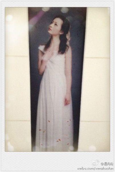 温兆伦炫千万豪车 图揭三任妻子照片及背景