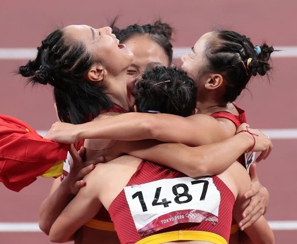 中国队出战女子4x100米接力决赛