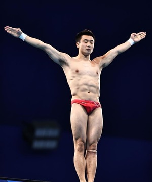 跳水男子10米跳台决赛：中国选手包揽冠亚军