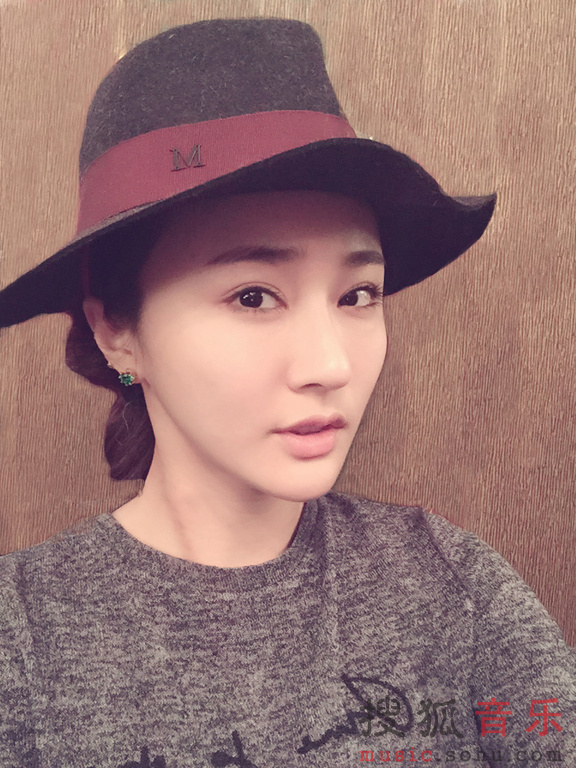 探秘好声音陈冰小收藏 “帽子控”也爱小萌物