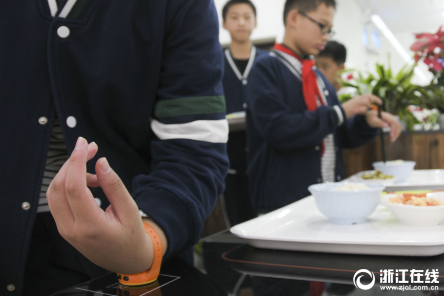 杭州學生戴手環用餐 結賬只需1秒鐘