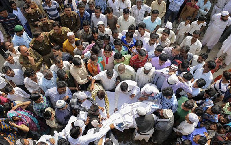 印度16岁女孩被强奸后烧死数百人哀悼组图