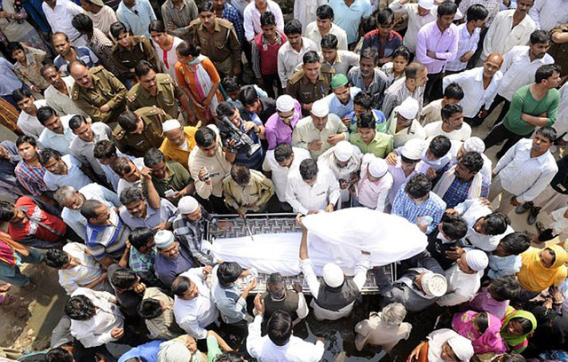 印度16岁女孩被强奸后烧死数百人哀悼组图