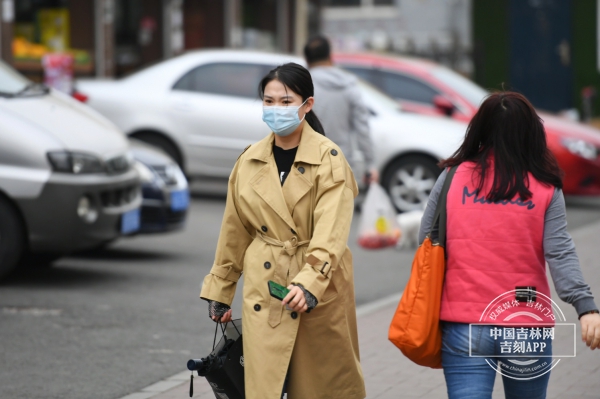 晴热让位雷雨 注意增添衣物别着凉 今早长春人这组穿衣图，诠释了天气玩“变脸” !