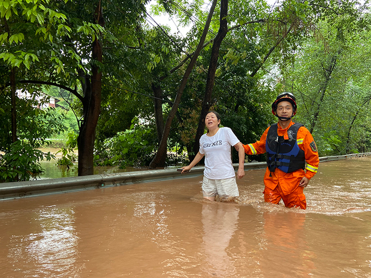 巴中平昌：暴雨致多個鄉鎮受災 消防緊急轉移群眾_fororder_e3bd014c48071a589c93e8167550db2