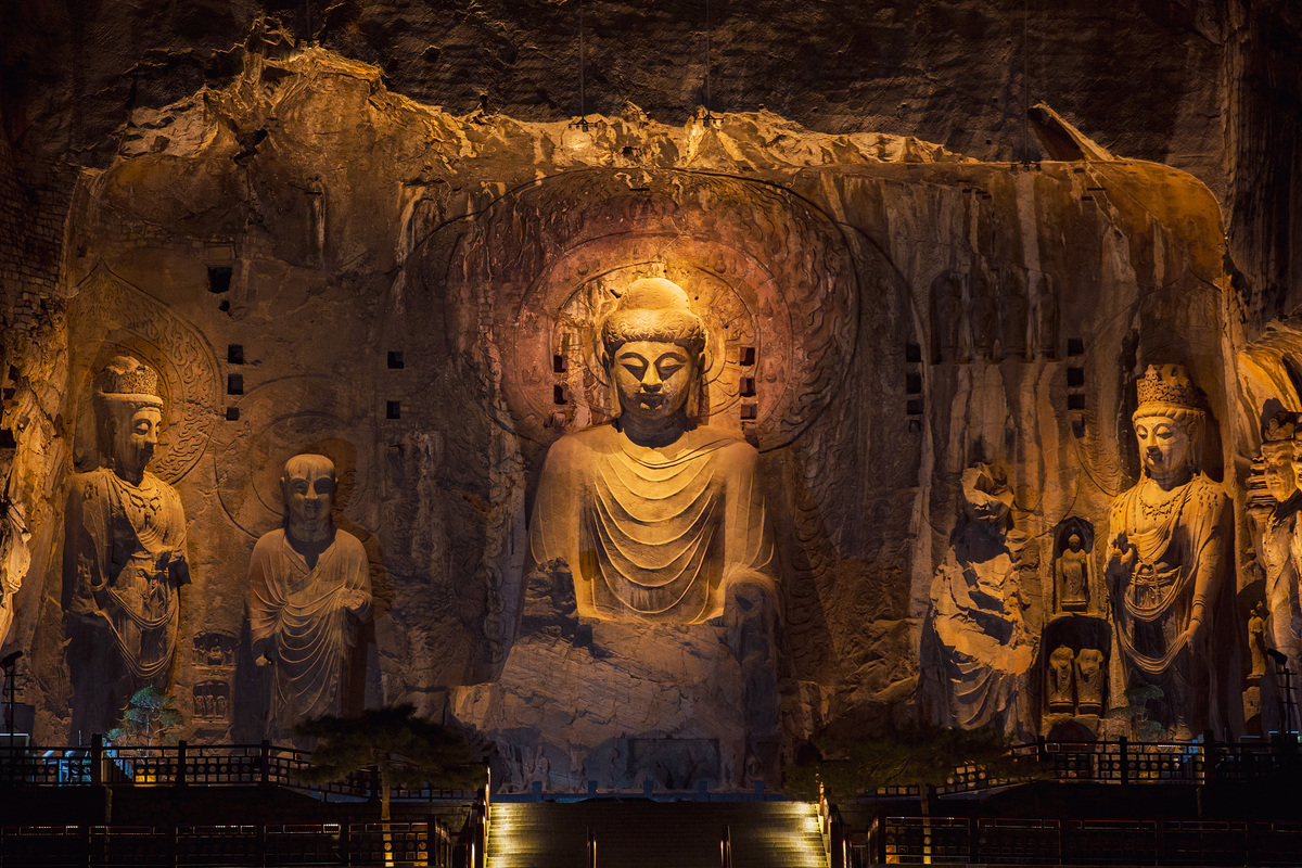 Ancient Buddha statues shine under modern lights at night_fororder_b5bc560c02574b4a8c1cbbcc63b16f46