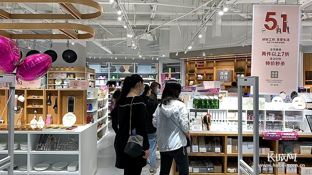 （指令）【“五一”小長假觀察】直播帶貨打折促銷 線上線下消費旺