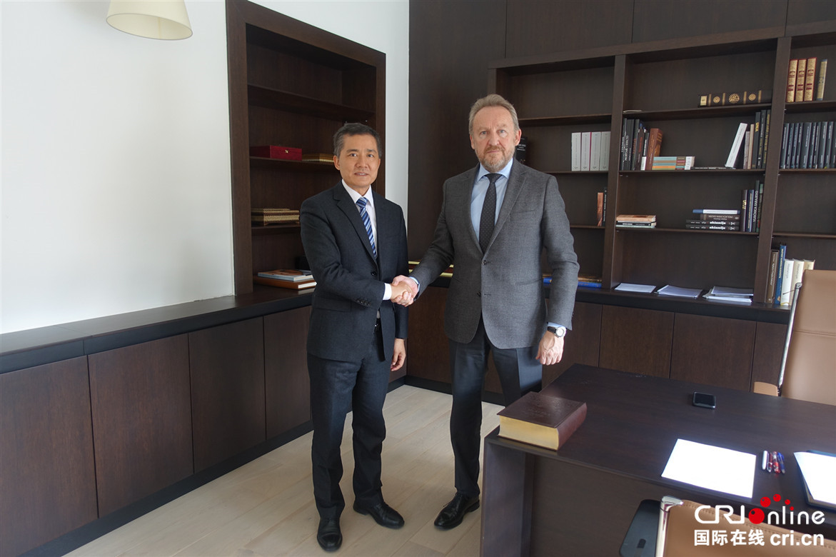 中国驻波黑大使季平(左)与波黑议会民族院轮值主席巴基尔·伊泽特贝