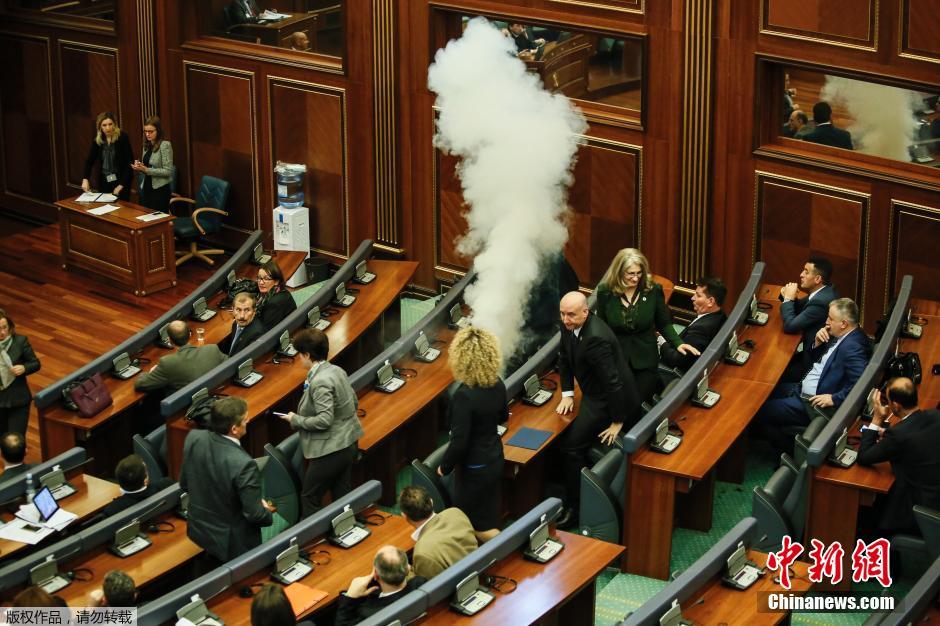 科索沃议会上演催泪弹大战 会议现场浓烟滚滚