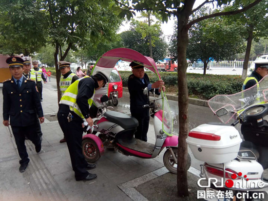 已过审【法制安全】秀山交巡警开展摩托车、电动车“打伞”违法整治