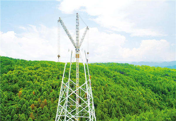 西電東送湖北段首座高山鐵塔安裝完成_fororder_01