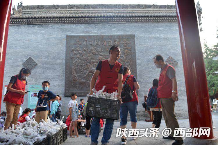 发粽子送香包 西安广仁寺端午节公益活动为市民纳吉祥