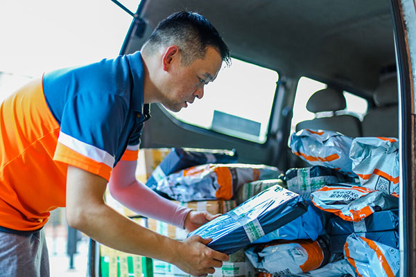 自贡快递员魏力与时间赛跑_fororder_1魏力工作现场