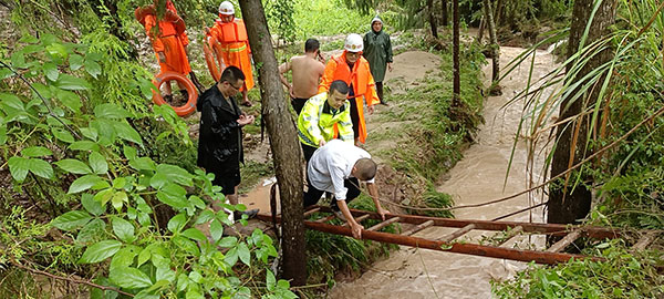 南充營山:暴雨中緊急轉移3000名居民_fororder_轉移受災群眾-供圖-營山縣公安局