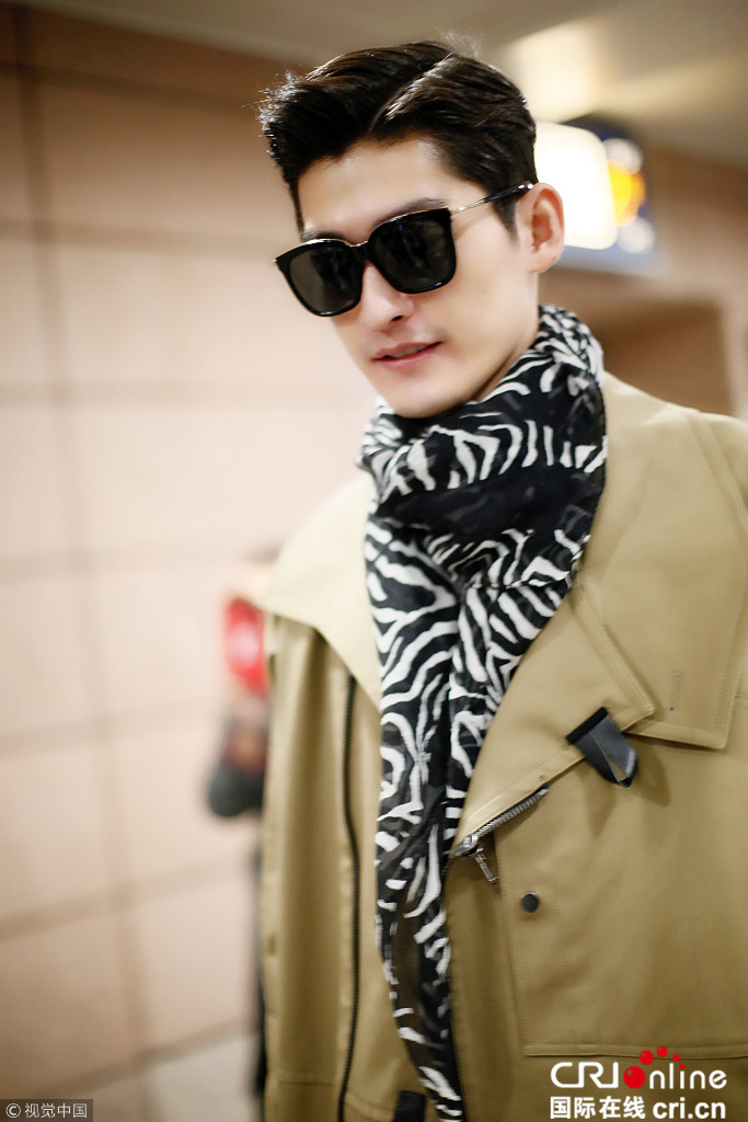 张翰发博似回应分手传闻打脸分手党 和娜扎前后脚现身机场_fororder_VCG111131858161