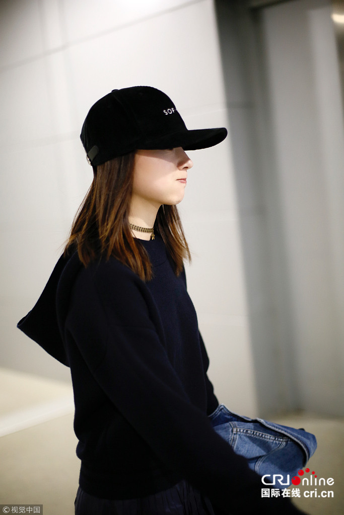 董洁针织毛衣半身裙少女感十足 低头浅笑侧颜迷人