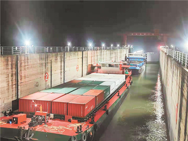汉江兴隆水利枢纽船闸开通夜航_fororder_01