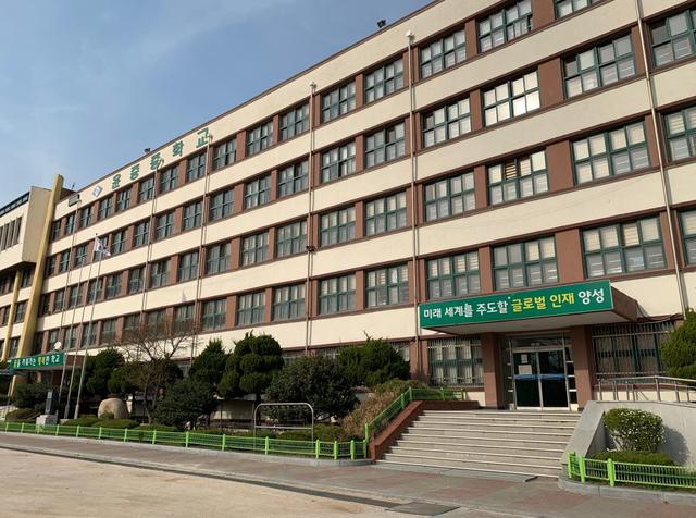 韩国教育部当地时间4日下午宣布,中小学校将从本月13日起分批线下开学