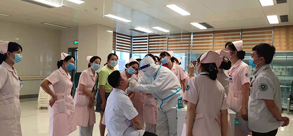 宜宾市三医院：加强核酸采样培训 提升疫情处置能力_fororder_咽拭子采集培训现场-供图-宜宾市第三人民医院