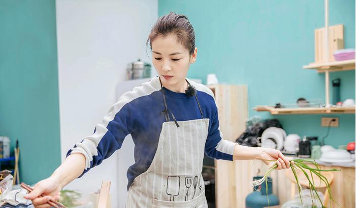 刘涛深夜放毒小厨房开张 网友直呼看饿了