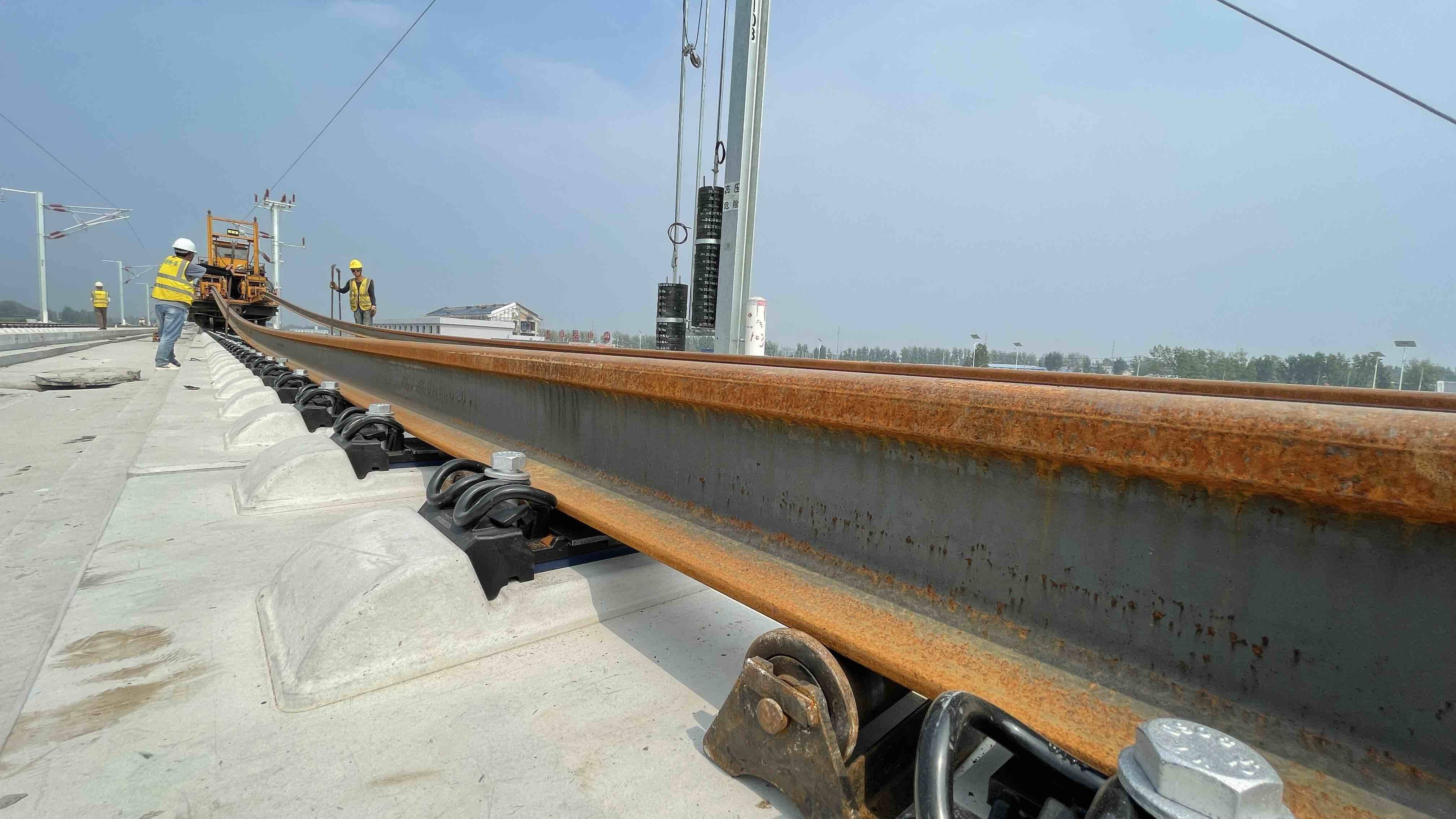 距通车又近一步！鲁南高铁曲阜至菏泽至庄寨段钢轨铺设完成