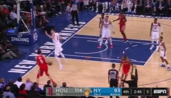 周琦登场4分31秒终得分 欲隔扣西班牙高塔现特点