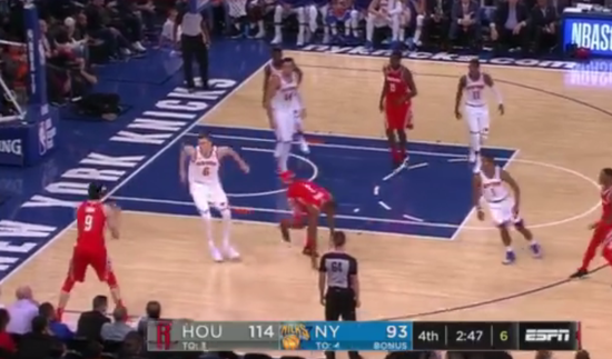 周琦登场4分31秒终得分 欲隔扣西班牙高塔现特点