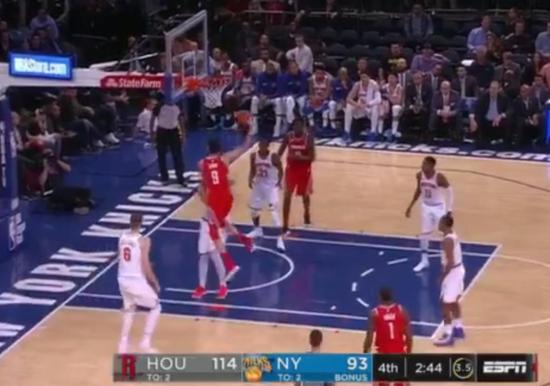 周琦登场4分31秒终得分 欲隔扣西班牙高塔现特点