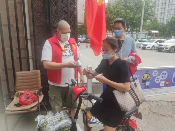 抗疫无国界！41岁加拿大籍外教在咱郑州当上了抗疫志愿者