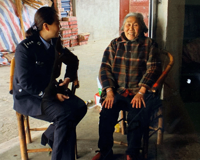 眉山青神公安陈楠：警情记心上 民情记心中_fororder_陈楠（左）走访辖区群众-供图-青神县委宣传部