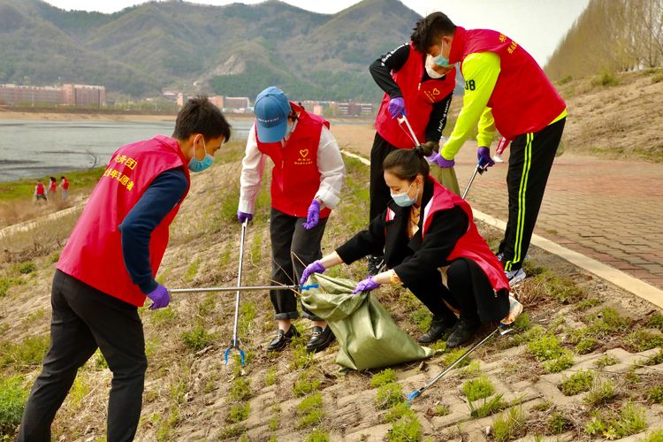 本溪明山區團委組織青年志願者開展“五四”主體活動