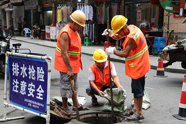 清掏疏浚升级改造 宜宾翠屏为城市防内涝保通畅做足准备_fororder_清掏作业现场--摄影-胡雪