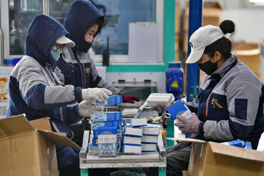 日喀则市一家青稞生产企业员工在分装青稞产品(2020年3月6日摄).