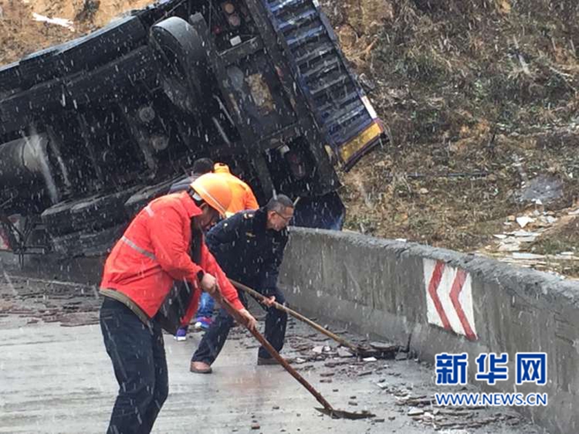 【网络媒体走转改】雨雪纷飞守路人