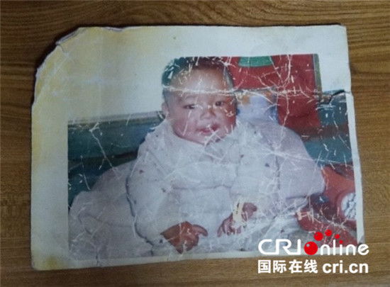 （雪域新顏）西藏放牛娃的春天_fororder_6.2010年出生的大兒子僅有的一張褶皺的照片