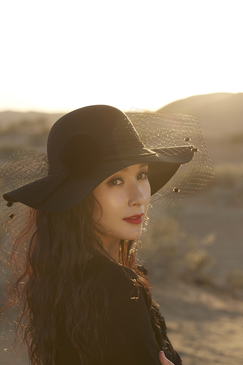 杨恭如深秋沙漠风情片 美人与帽子的故事