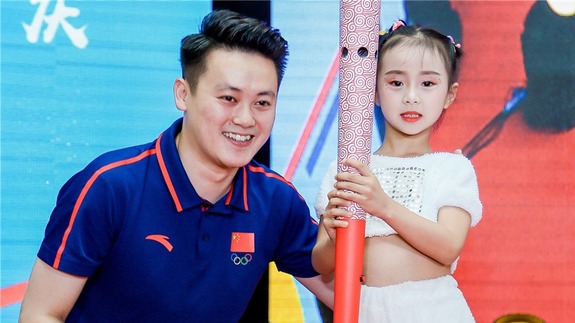 蹦床奥运冠军陆春龙助力青少年艺体活动 与小朋友同台互动