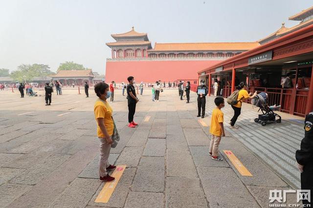 图片默认标题_fororder_游客按一米线表示排队