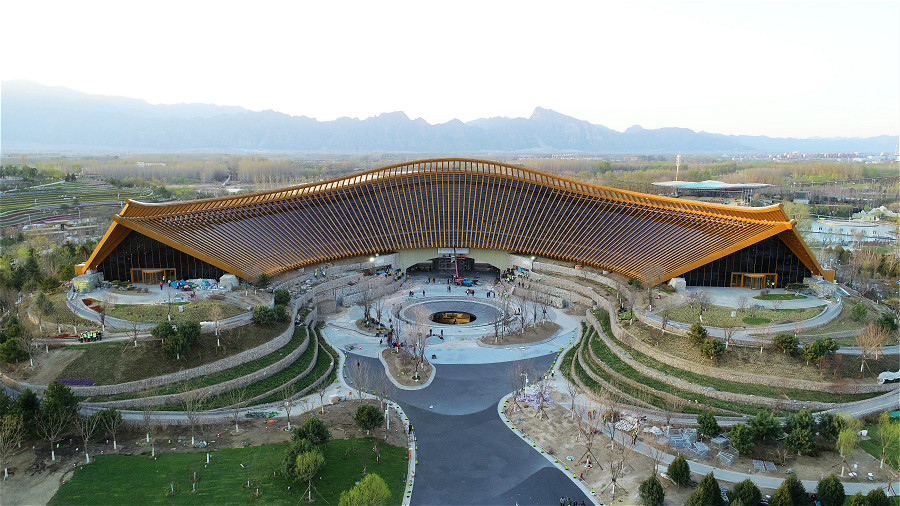 The China Pavilion of Beijing Expo 2019: a ruyi surrounded by mountains and rivers_fororder_鸟瞰中国馆 张顺延摄_meitu_6
