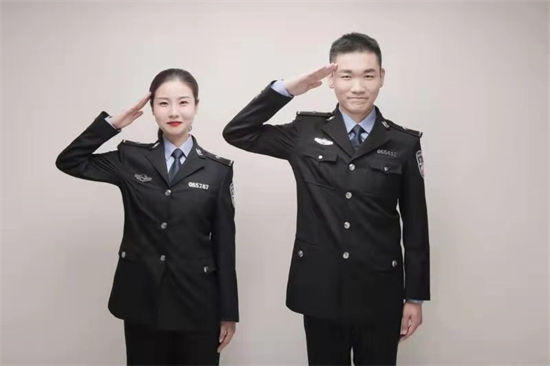 如皋市民警夫妻吴倩(左)和谢龙飞吴倩是如皋市公安局如城中心派出所