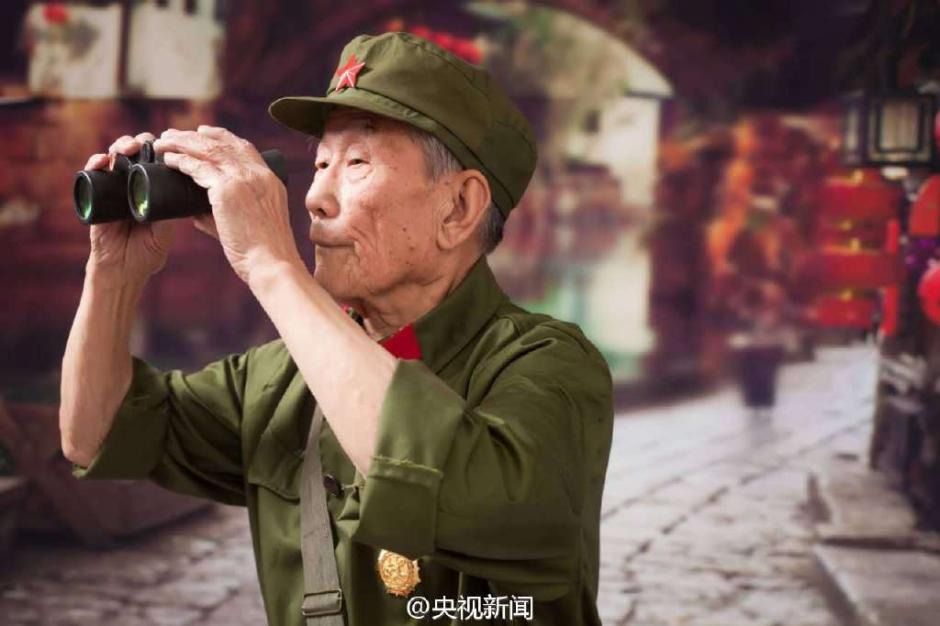 96岁抗战老兵拍“大片” 变身时尚达人