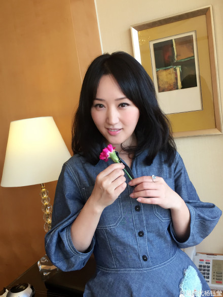 45岁杨钰莹晒清晨自拍 肤如凝脂明艳动人