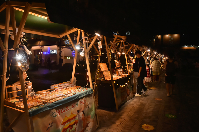 今年七夕 到成都锦江1.314爱情专线体验浪漫_fororder_七夕活动的夜市-供图-百年春熙-