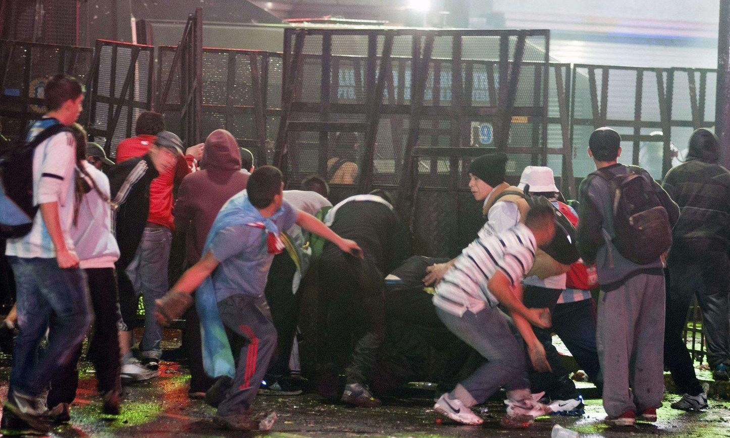 球迷斗殴惨剧震惊世界 足球流氓似悍匪