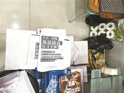 高校打印店囤上百份盗版教材 月均收入近一万