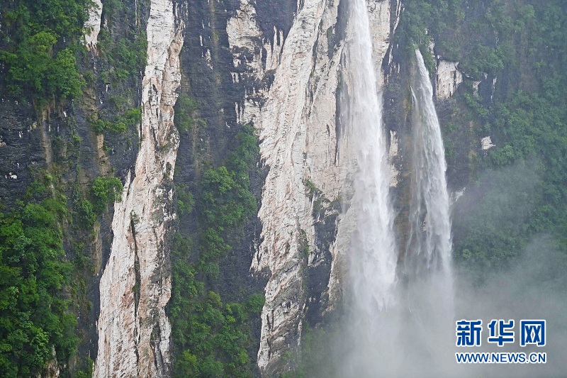 湖北鹤峰：雨后雕崖现壮观瀑布_fororder_10